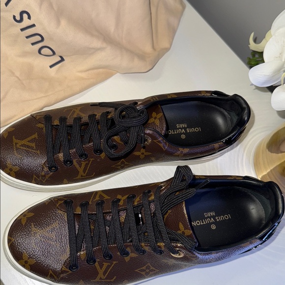 Louis Vuitton Women's FrontRow Monogram  Sneakers 38.5 & Dusters Bags. - Picture 1 of 6
